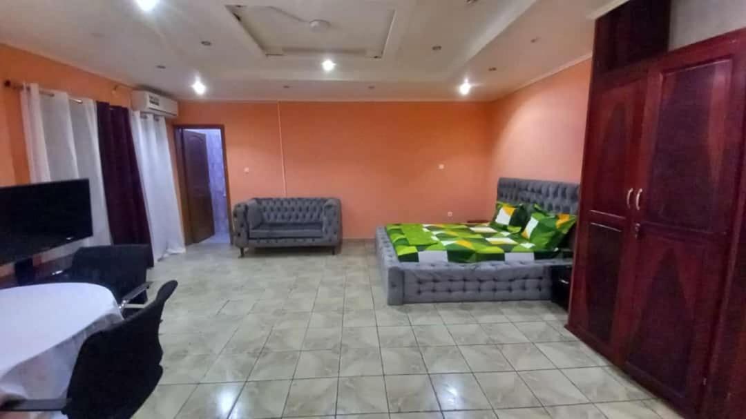 Cave Royale - Chambres-Studios-Apparts Meubles - Logpom Hopithal Des Soeurs Apres Camara Laye Douala Kültér fotó